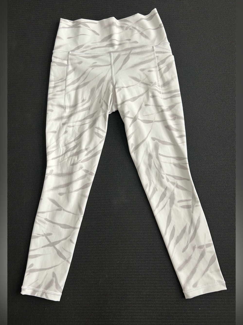 Athleta Salutation Stash Pocket 7/8 Zebra Print Tight size small